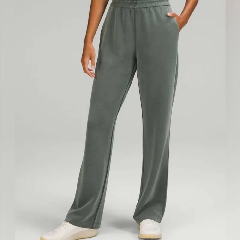 Lululemon Softstreme High-Rise Pant
Regular Dark Green